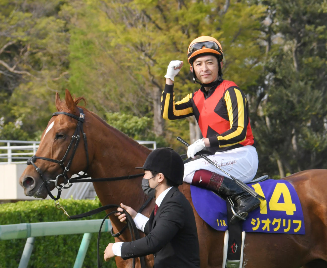 皐月賞を制し、ファンの拍手にガッツポーズで応える福永騎手（撮影・酒井清司）