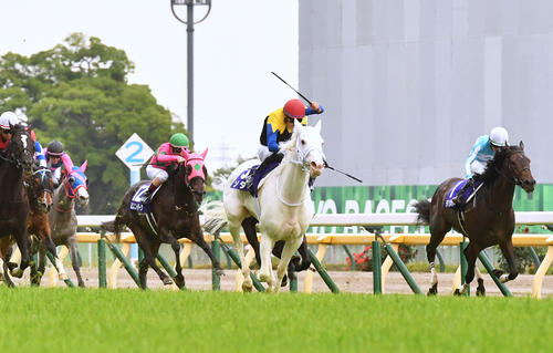 ヴィクトリアMを制したソダシ（中央）（撮影・柴田隆二）