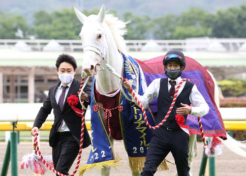 ヴィクトリアMを制し優勝レイをかけられたソダシ（撮影・丹羽敏通）