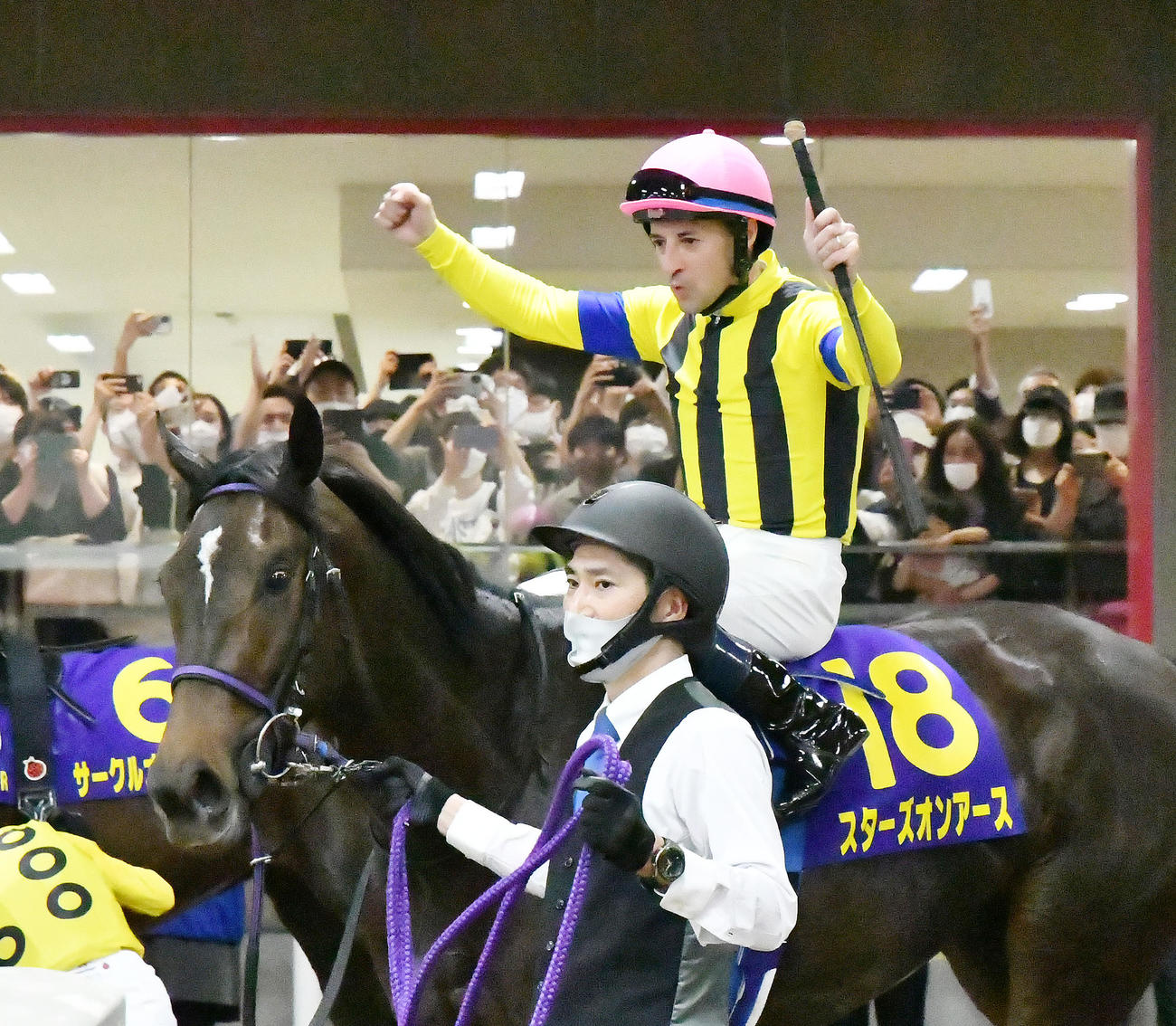 東京11R、バンザイで検量室に凱旋したルメール騎手（撮影・酒井清司）