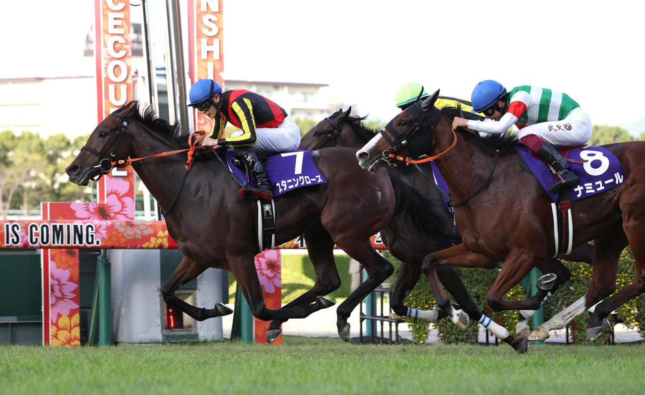直線抜け出して秋華賞を制したスタニングローズ（左）。坂井騎手はうれしいG1初制覇（撮影・白石智彦）