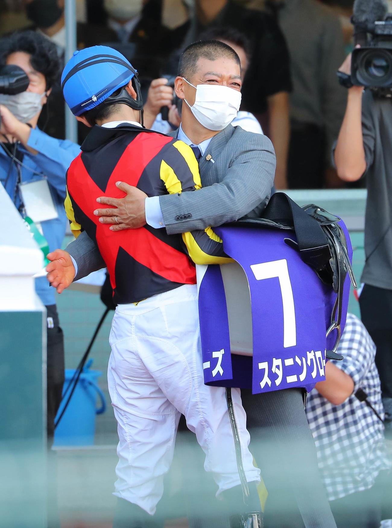 スタニングローズで秋華賞を制し、坂井騎手（左）を抱きしめる高野師