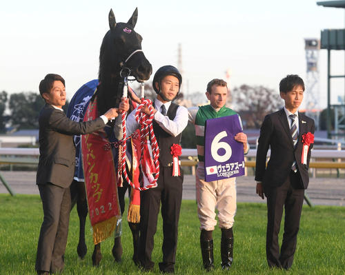 ジャパンCを制したヴェラアズール、右から渡辺調教師、ムーア騎手と記念撮影に納まる（撮影・柴田隆二）
