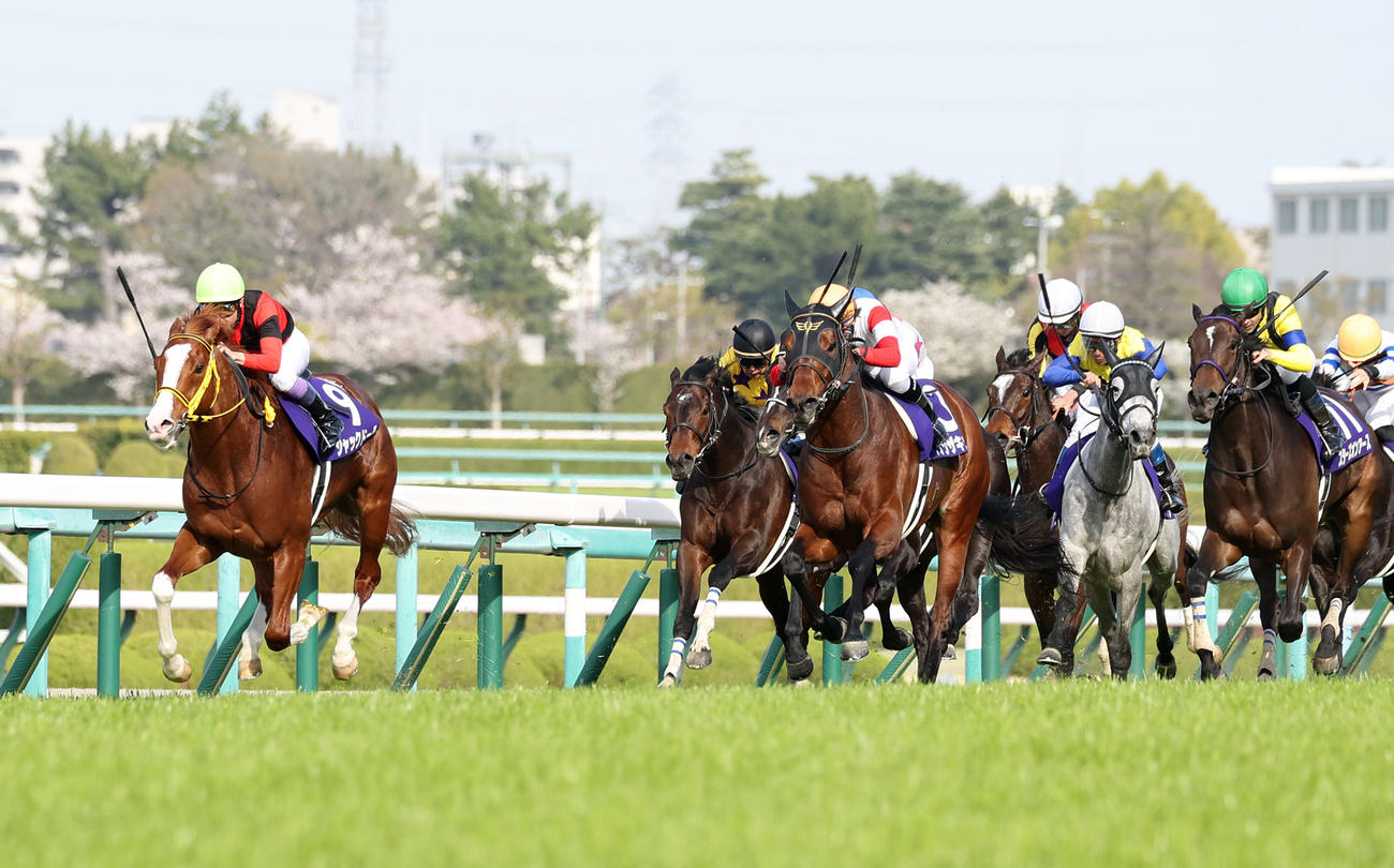 逃げ切って大阪杯を制したジャックドール（左）（撮影・白石智彦）