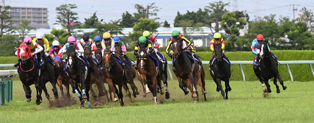 4角を大外で回るイクイノックス（右端）（撮影・和賀正仁）
