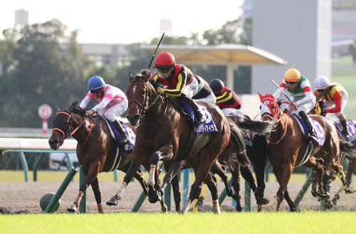 直線力強く抜け出して秋華賞を制し、牝馬3冠を達成したリバティアイランド(中央)(撮影・白石智彦)