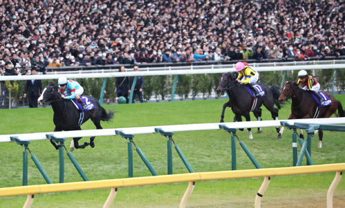 ジャパンCを制したイクイノックス（左）とC・ルメール騎手。右端は2着リバティアイランド