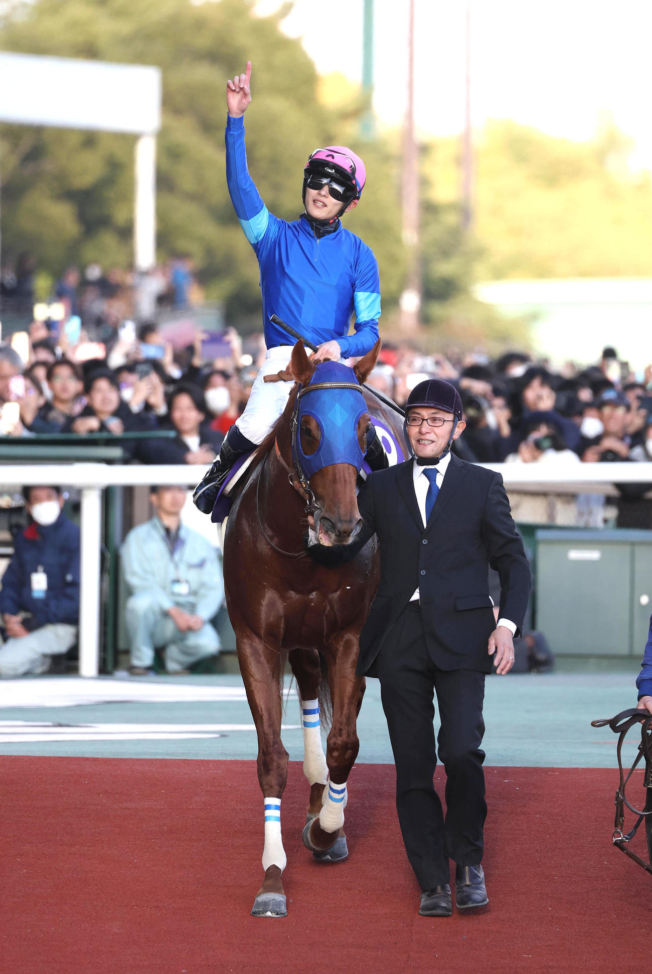 レモンポップでチャンピオンズCを逃げ切り人さし指を天に突き上げ勝利をアピールする坂井騎手