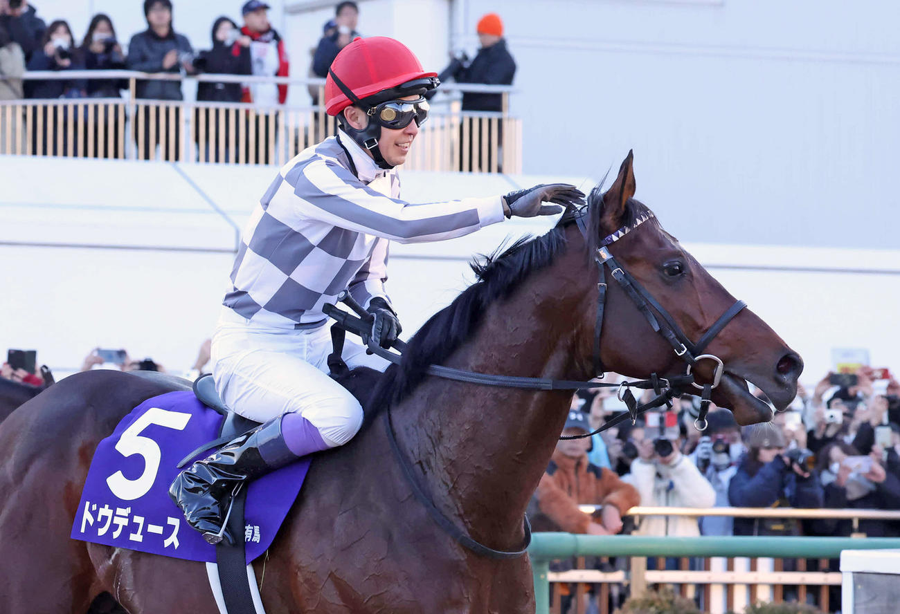 有馬記念を制したドウデュースをねぎらう武豊騎手（撮影・丹羽敏通）