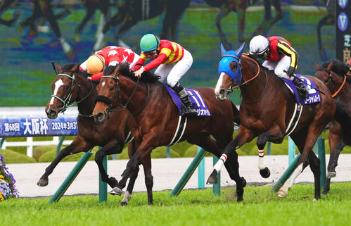 大阪杯を制しG1初勝利を挙げたベラジオオペラ（左から2頭目）。同3頭目は2着ローシャムパーク、左端は3着ルージュエヴァイユ（撮影・清水貴仁）