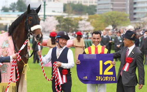 桜花賞の口取りでJ・モレイラ騎手(右から2人目)に声を掛ける国枝師(撮影・加藤哉)