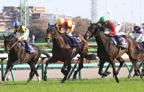 皐月賞を制したジャスティンミラノ(中央)(撮影・丹羽敏通)