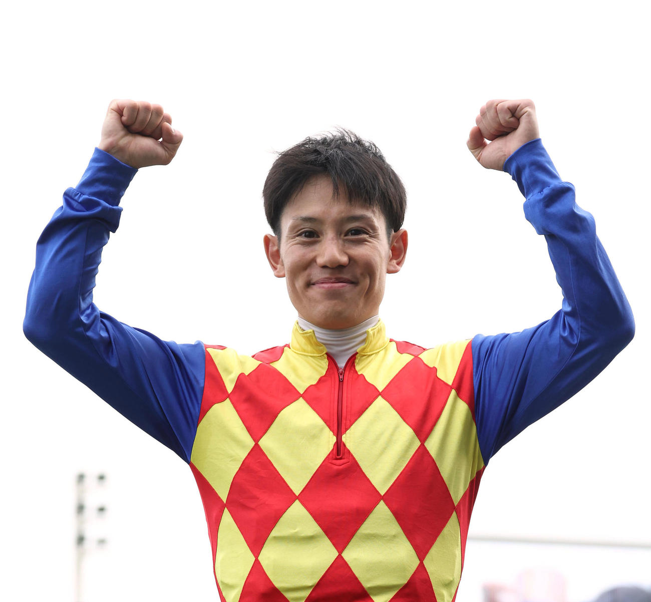 テーオーロイヤルで天皇賞・春を制し笑顔でガッツポーズする菱田騎手（撮影・白石智彦）