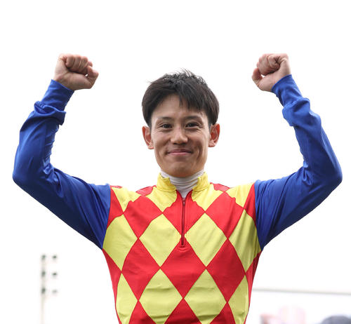 テーオーロイヤルで天皇賞・春を制し笑顔でガッツポーズする菱田騎手(撮影・白石智彦)