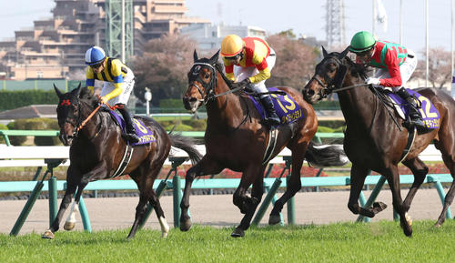 皐月賞3着に敗れたジャンタルマンタル(左)。中央は勝ったジャスティンミラノ