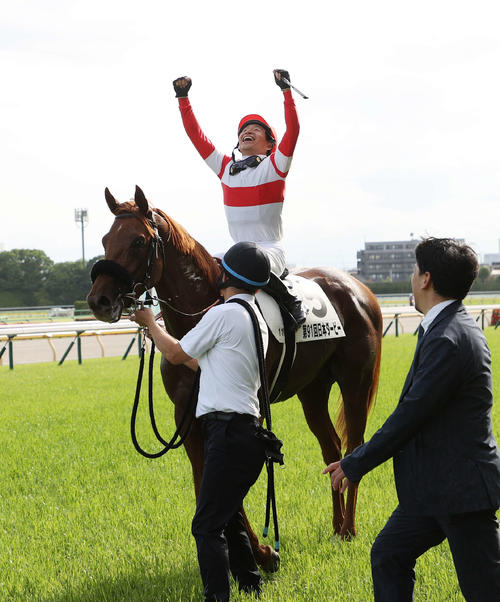 日本ダービーを制したダノンデサイルとガッツポーズする横山典弘騎手(撮影・鈴木正人)