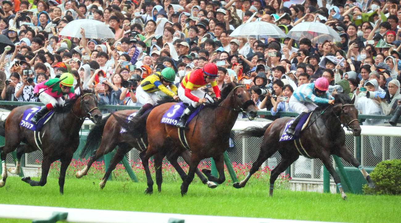 大外を駆け抜け宝塚記念を制したブローザホーンと菅原明騎手（右）（撮影・宮崎幸一）