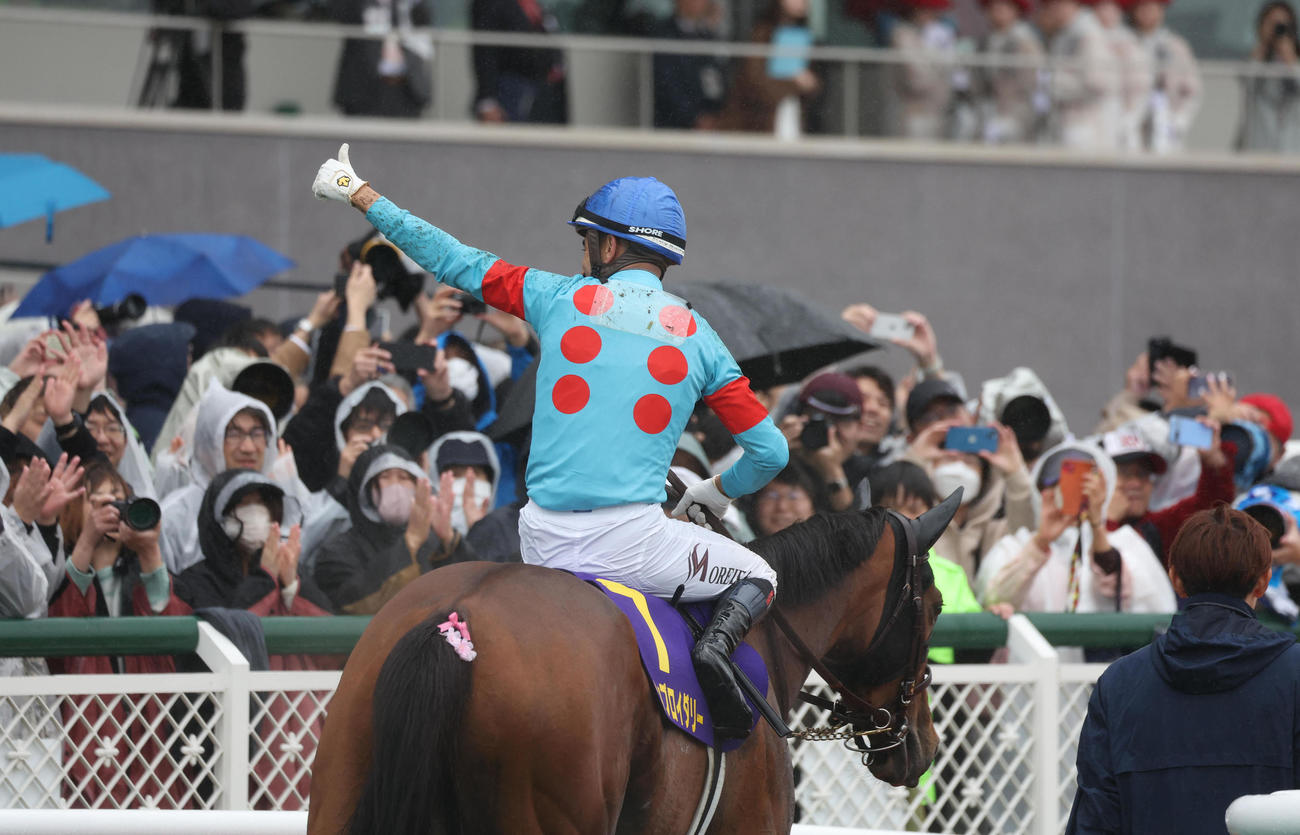 エンブロイダリーで桜花賞を制してファンの声援にガッツポーズするモレイラ騎手（撮影・白石智彦）
