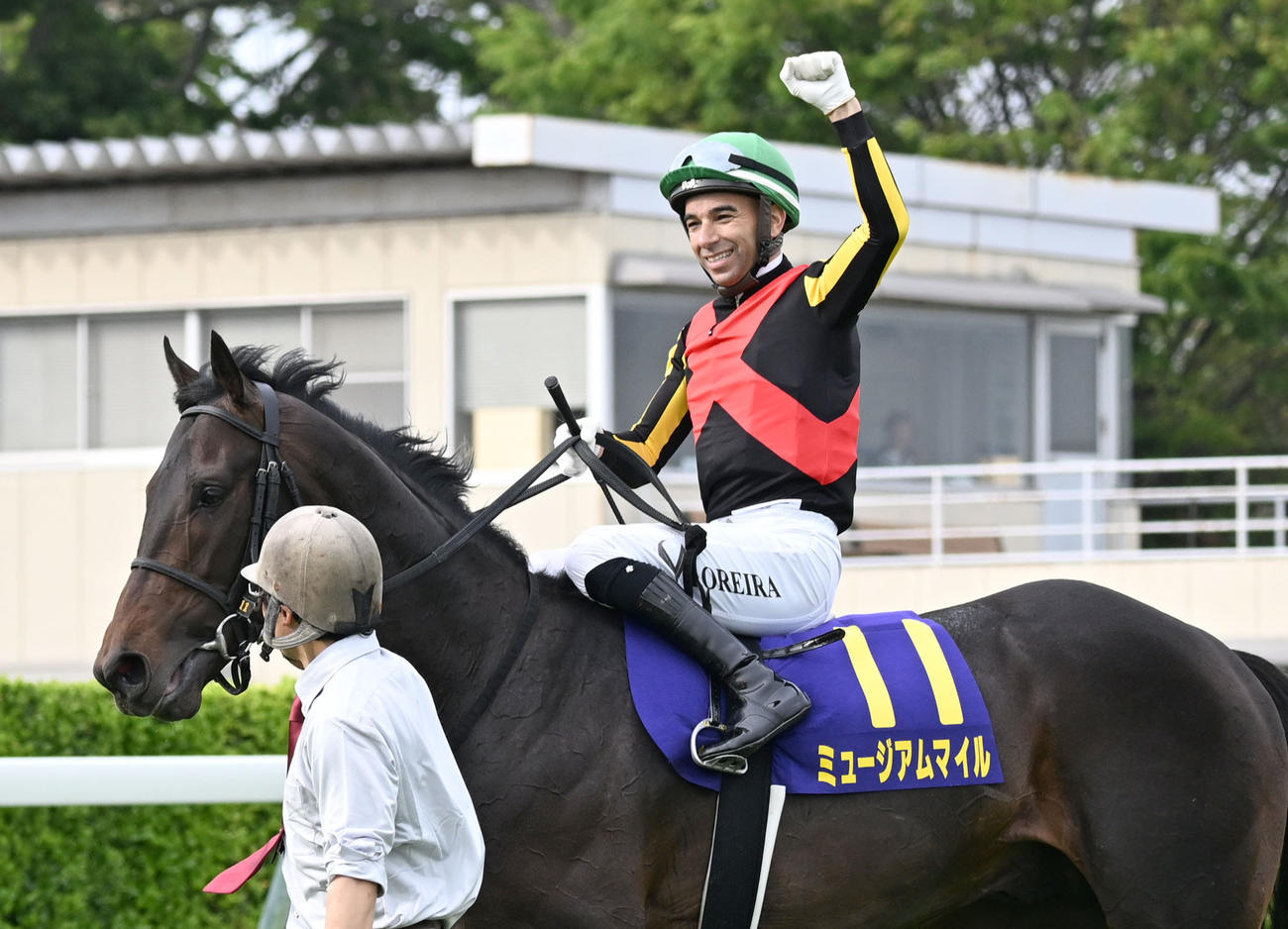 皐月賞を制しミュージアムマイルの鞍上でガッツポーズで歓声に応えるモレイラ騎手（撮影・千葉一成）