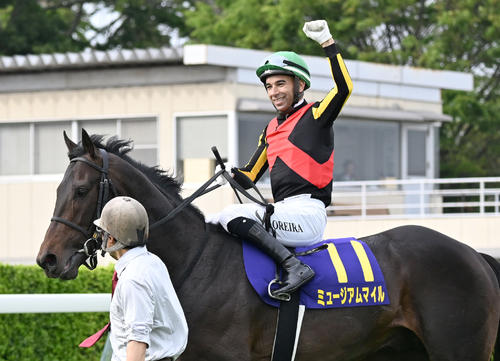皐月賞を制しミュージアムマイルの鞍上でガッツポーズで歓声に応えるモレイラ騎手(撮影・千葉一成)