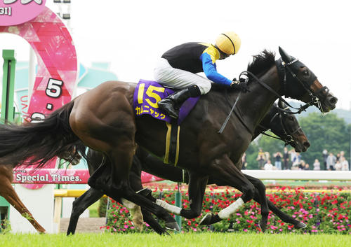 オークスを制したカムニャックとシュタルケ騎手（撮影・野上伸悟）