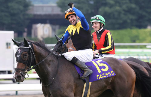カムニャックでオークスを制して歓喜するシュタルケ騎手（撮影・丹羽敏通）