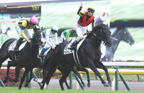 ダービーを制したクロワデュノールと北村友騎手。左は2着マスカレードボール