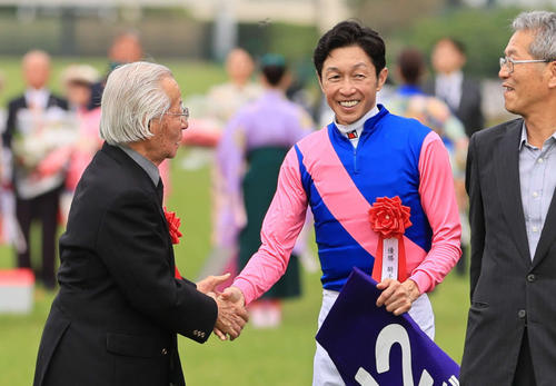 宝塚記念を制した武豊騎手と握手を交わす松本オーナー（左）（撮影・宮崎幸一）