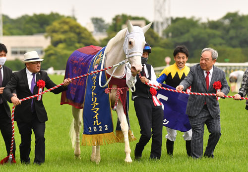重圧から解放された吉田隼騎手（右から2人目）は笑顔をみせてはりました
