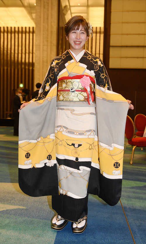 JRA賞授賞式であでやかな振り袖姿を披露した今村聖奈騎手です