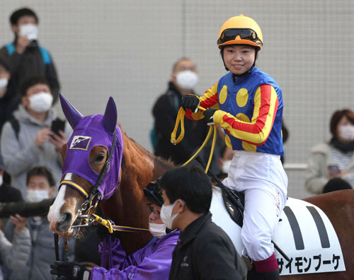 笑顔でパドックを周回する河原田騎手