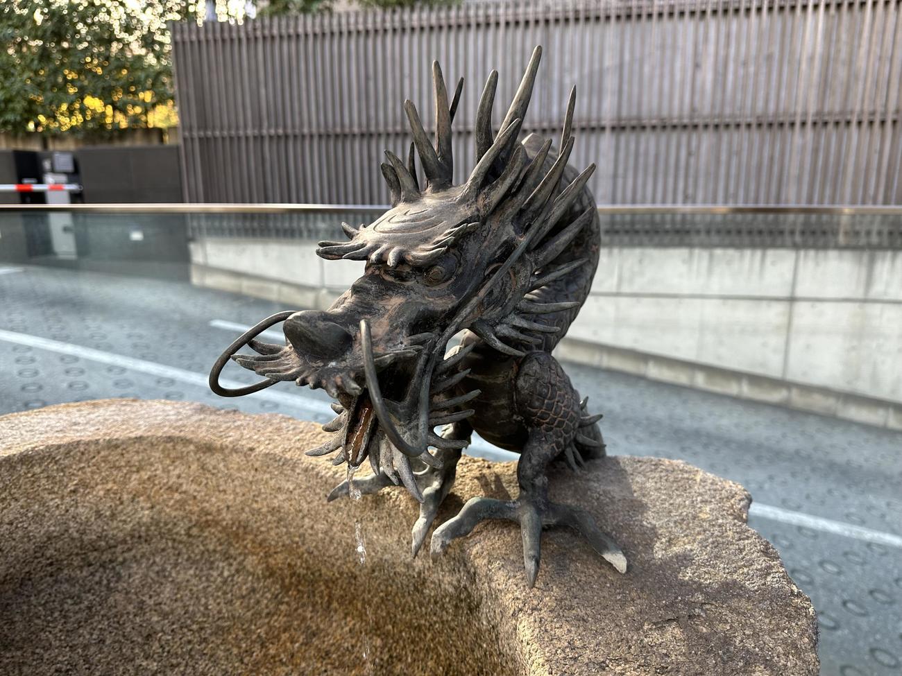 東京・虎ノ門にある金刀比羅宮を守る辰です