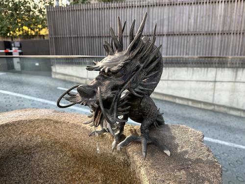 東京・虎ノ門にある金刀比羅宮を守る辰です