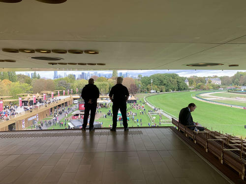 決戦の舞台となるパリ・ロンシャン競馬場