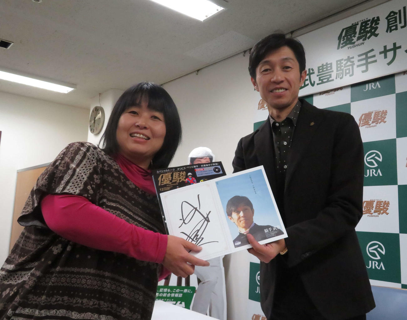 イベントでサイン色紙を手渡す武豊騎手（右）とファン（撮影・三嶋毬里衣）