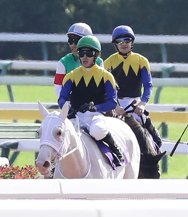 1番人気も8着に敗れて引き揚げるソダシと吉田隼騎手（撮影・丹羽敏通）