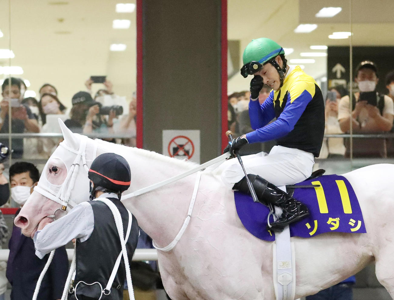 人気のソダシはオークス8着に敗れた。吉田隼騎手はガックリ引き揚げてきた（2021年5月23日撮影）