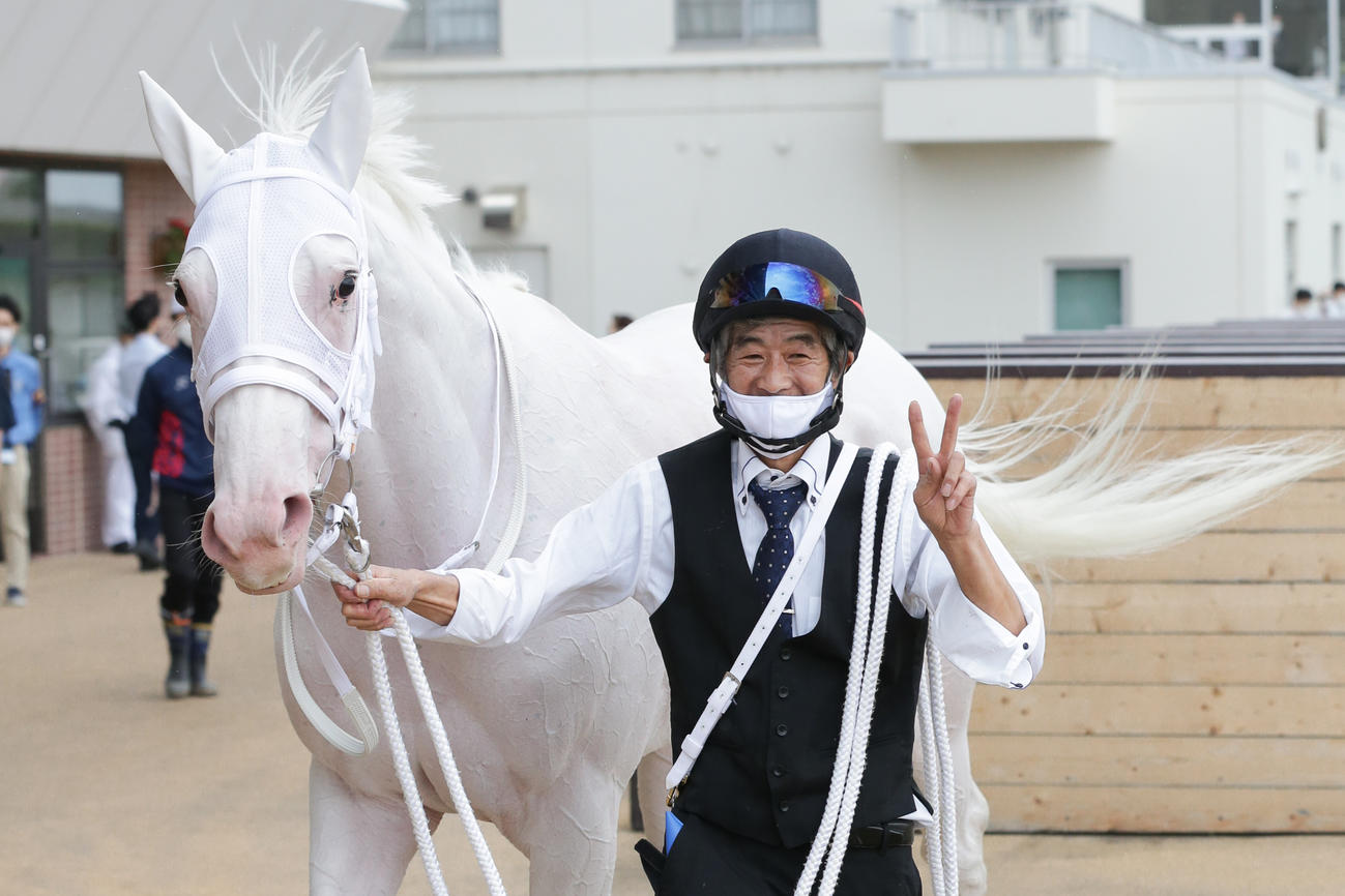 ソダシで札幌記念を制しピースする今浪厩務員（撮影・村野早祐）