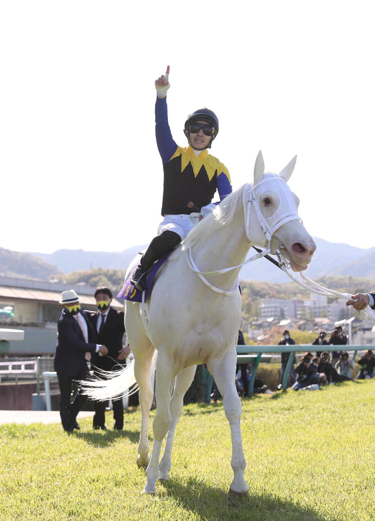 桜花賞を制したソダシと鞍上の吉田隼騎手（2021年4月11日撮影）
