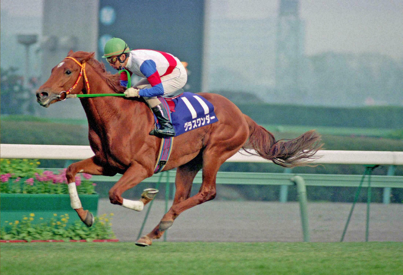 97年12月、朝日杯3歳S　直線先頭に立つグラスワンダー
