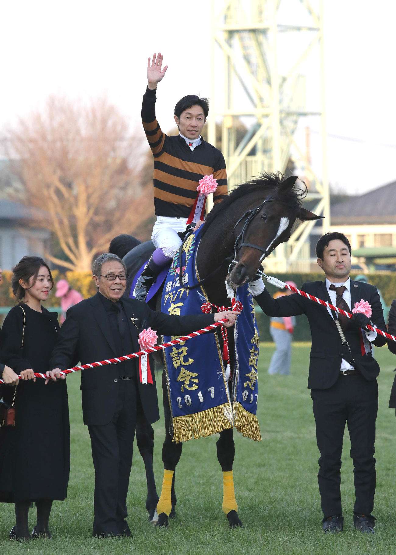 17年、有馬記念を制したキタサンブラックの口取りで写真に納まる武豊騎手と北島三郎オーナー