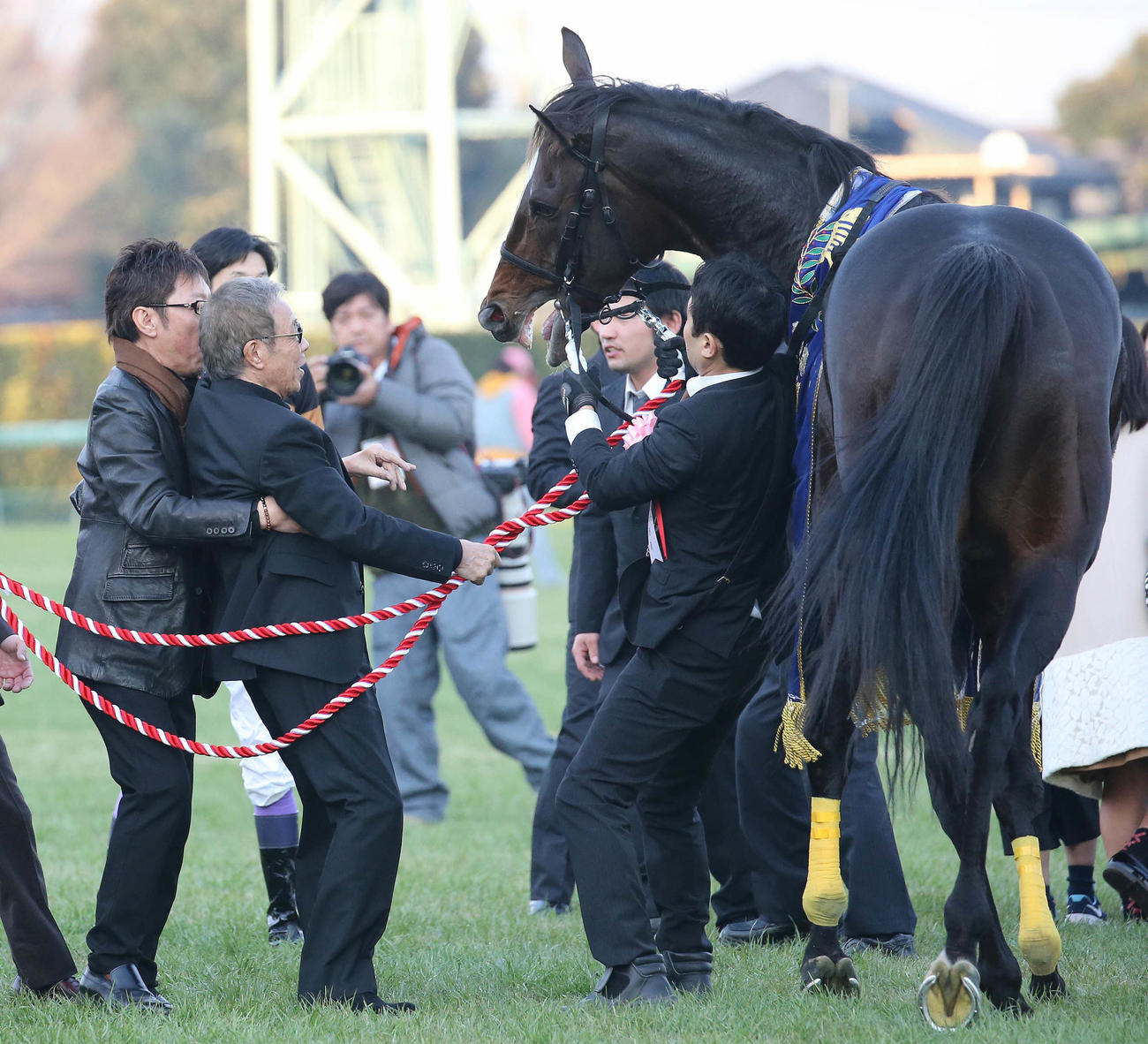 17年、有馬記念を制し興奮気味のキタサンブラックに北島三郎オーナーもびっくり