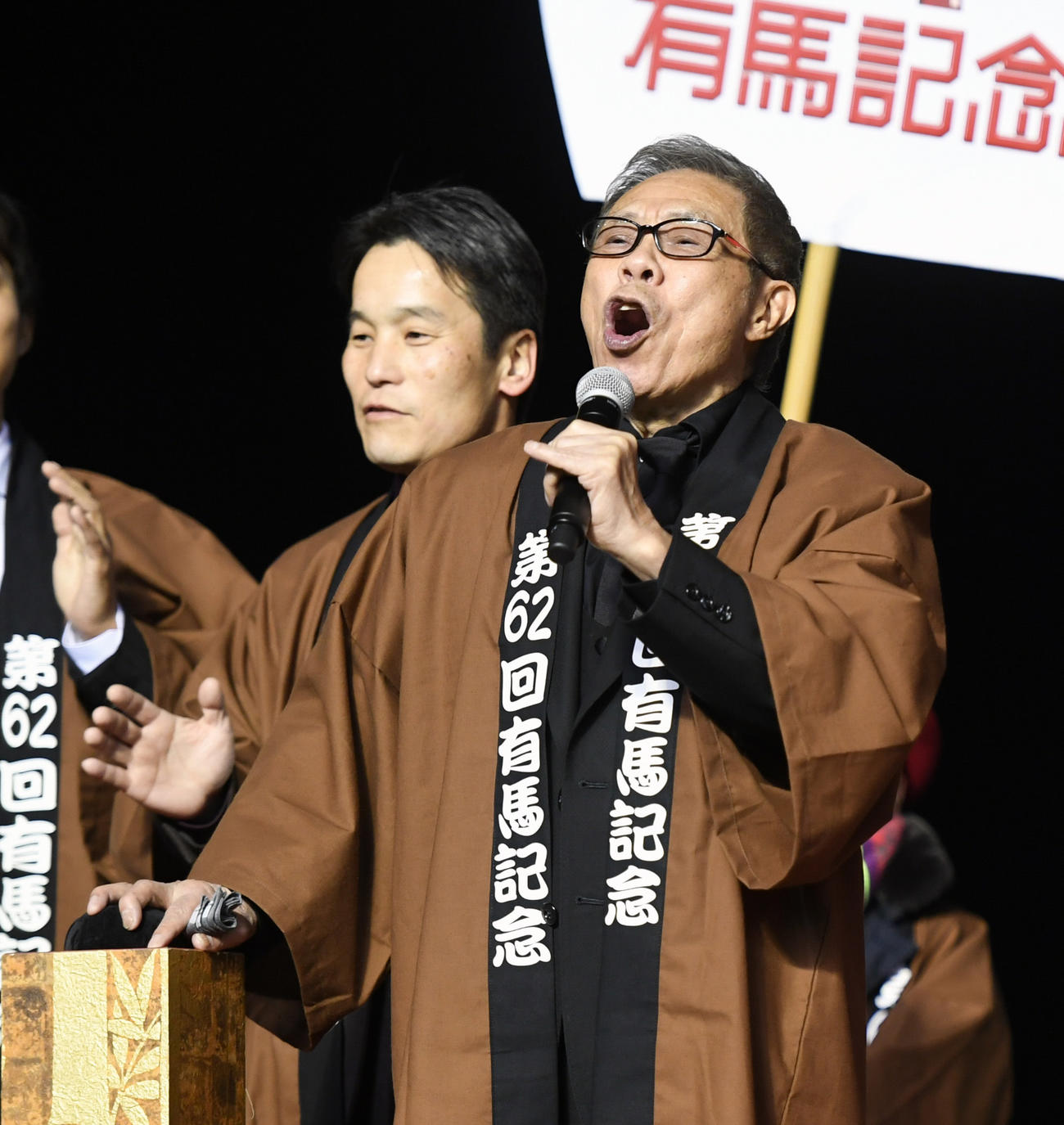 17年の有馬記念をキタサンブラックで制し、セレモニーでまつりを熱唱する北島三郎オーナー