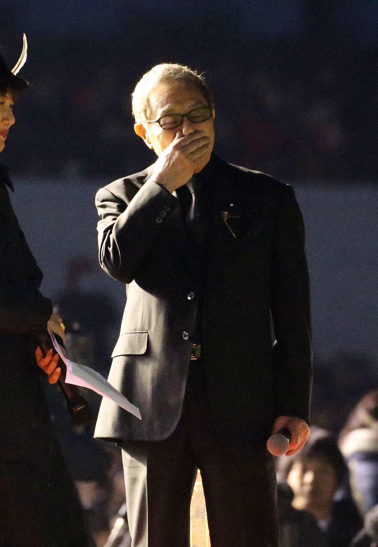 17年、有馬記念後のお別れセレモニーで涙ぐむ北島三郎オーナー