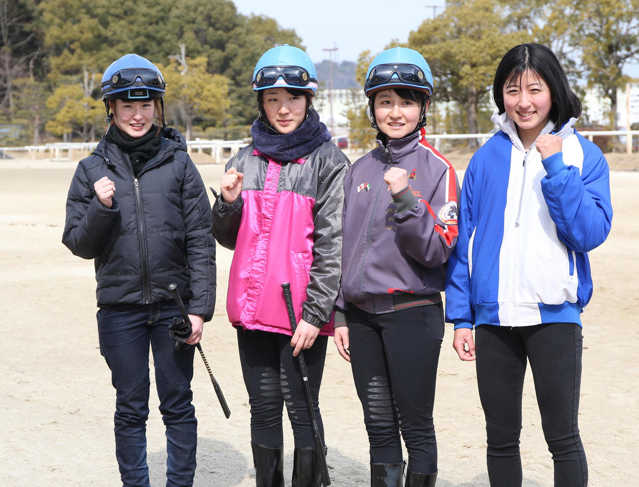 笑顔で集合写真に納まる、左から藤田菜七子騎手、永島まなみ騎手、古川奈穂騎手、今村聖奈騎手