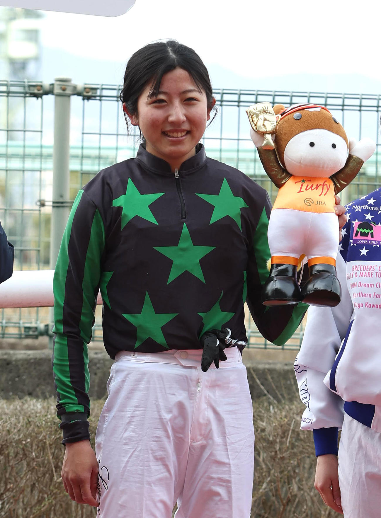阪神8RでJRA初勝利を挙げ、笑顔を見せる今村聖奈騎手（撮影・白石智彦）