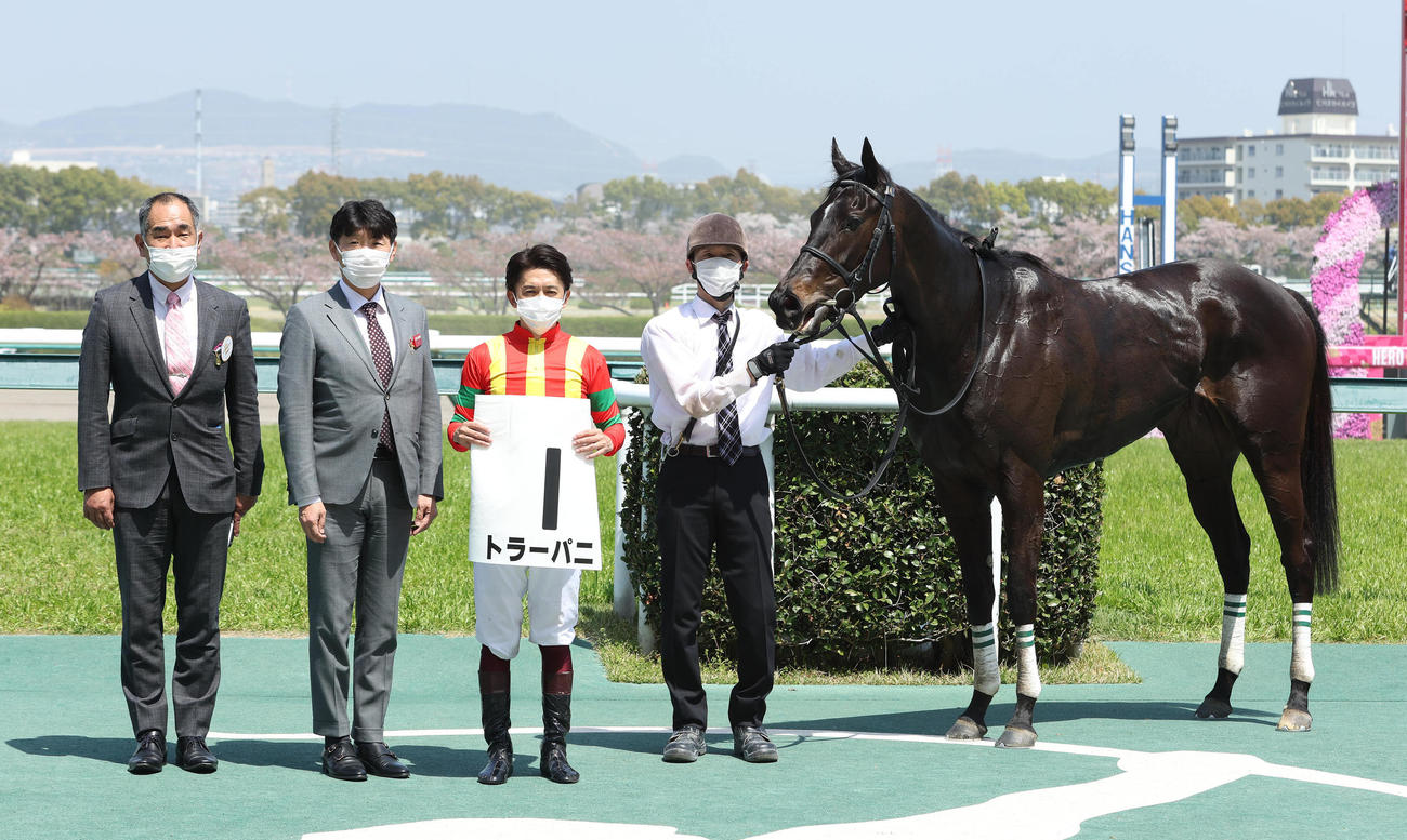 トラーパニと口取りに並ぶ福永祐一騎手（左から3人目）（撮影・白石智彦）