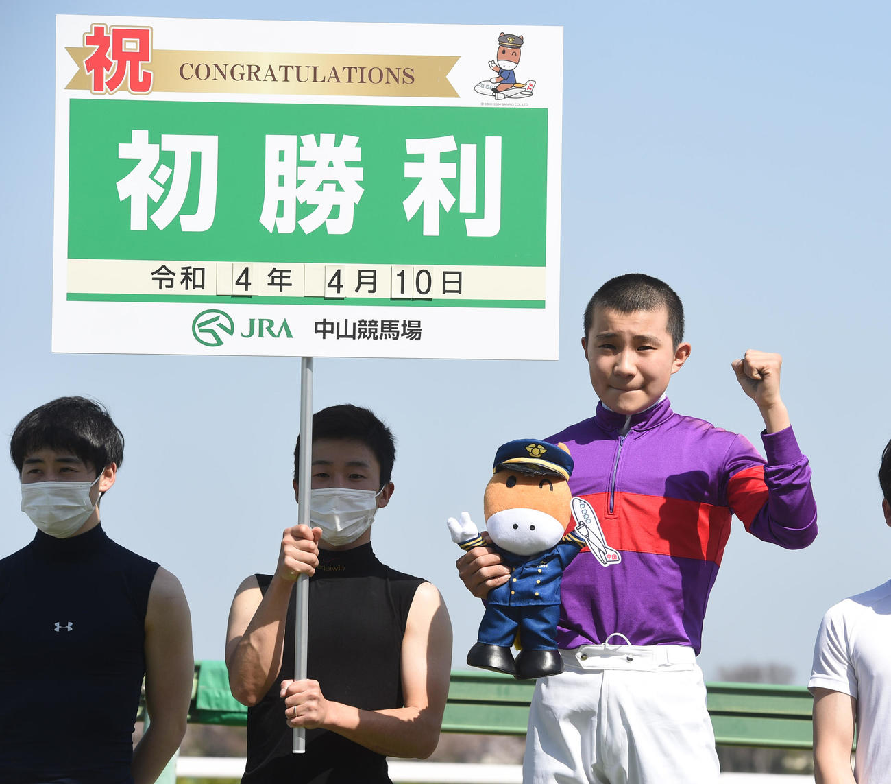 スイートカルデアでJRA初勝利を挙げてガッツポーズする佐々木大輔騎手（右）（撮影・柴田隆二）