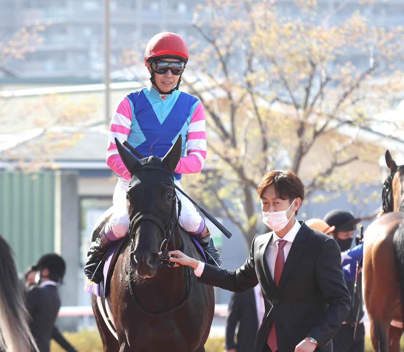 桜花賞2着に敗れ引き揚げるウォーターナビレラと武豊騎手。右は武幸四郎調教師（撮影・白石智彦）