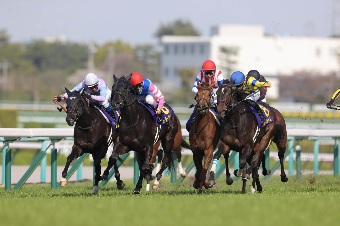 桜花賞2着に敗れたウォーターナビレラ（左から2頭目）。右は勝ったスターズオンアース